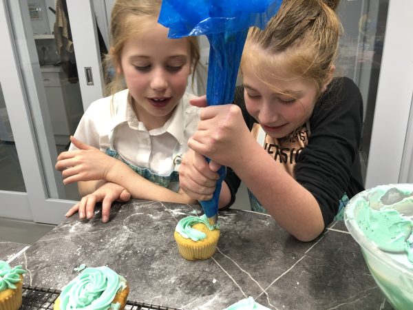 kids decorating cupcakes