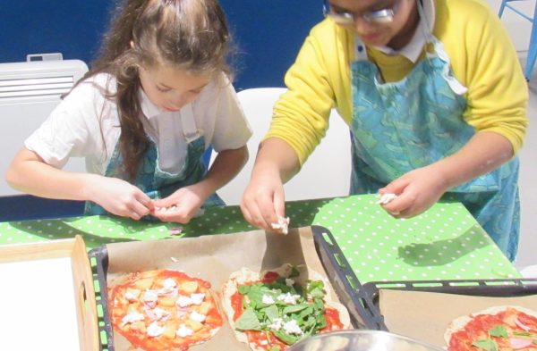 kids making pizza