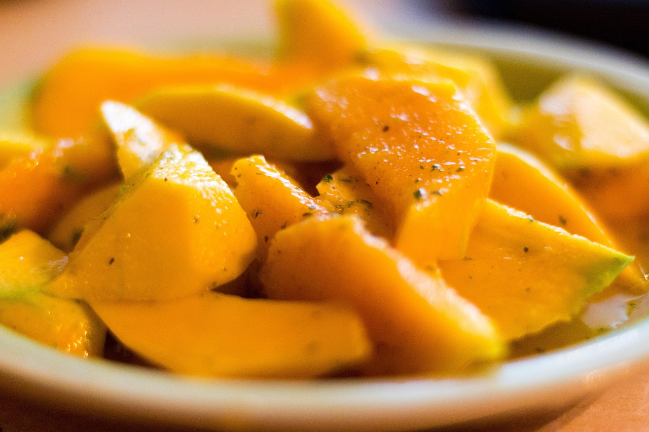 Easy mango salad (with mango and chilli dressing)