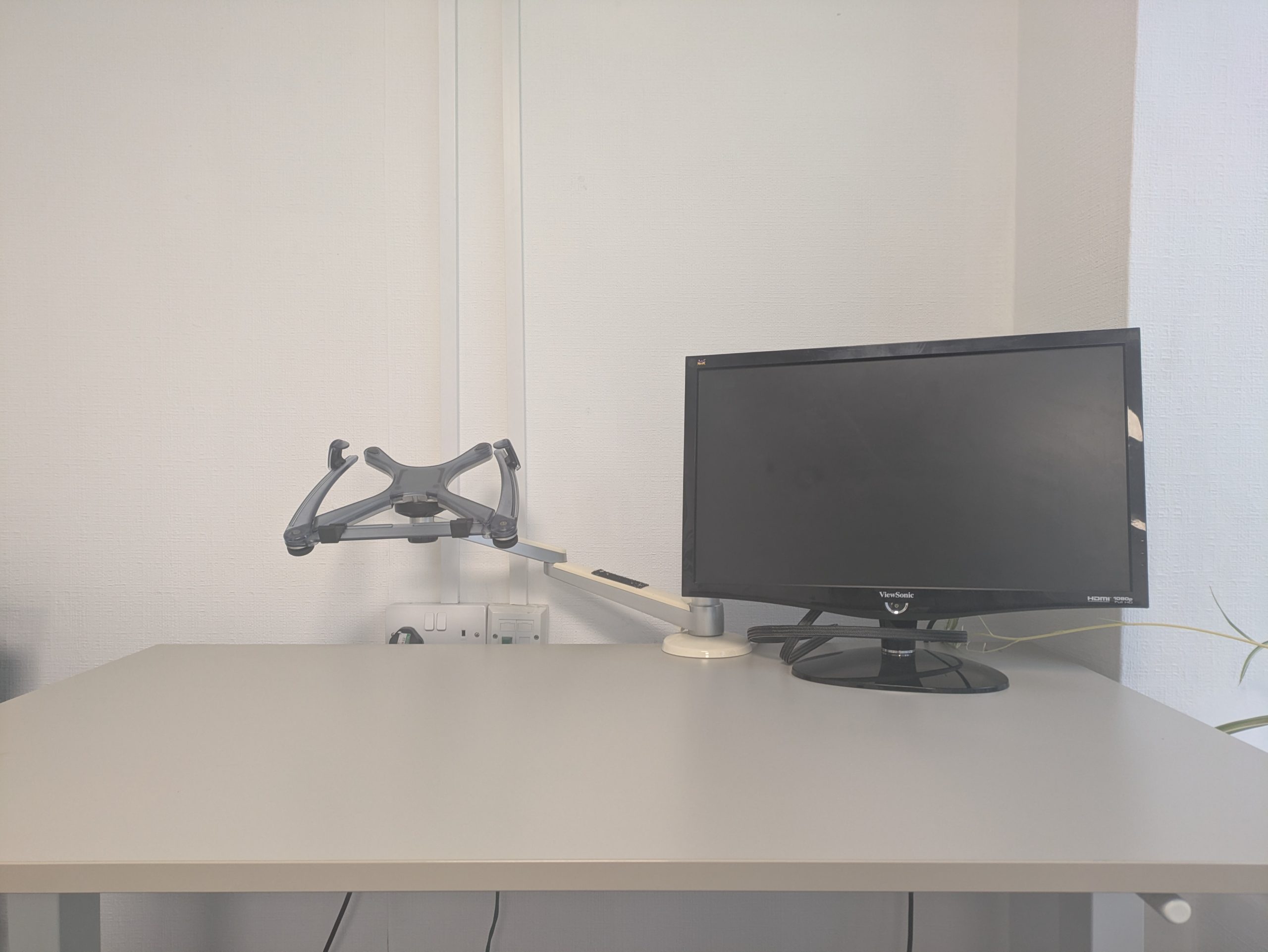 A hot desking space with additional screen